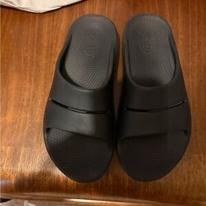 Comfortable Black Slide Sandals - Oofos.  Women’s 8/Mens 6